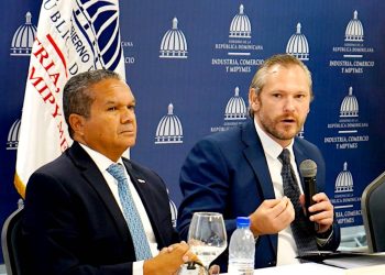 Daniel Liranzo, director ejecutivo del CNZFE y Johannes Kelner. | Fuente externa.