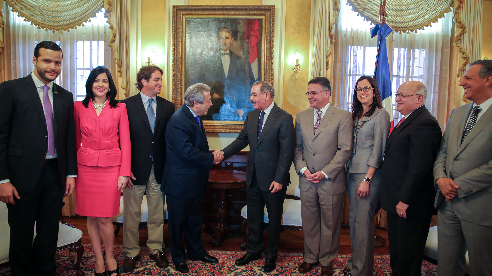 El presidente Danilo Medina y el titular del Conep, Rafael Blanco Canto, junto a los directivos de la organización empresarial.