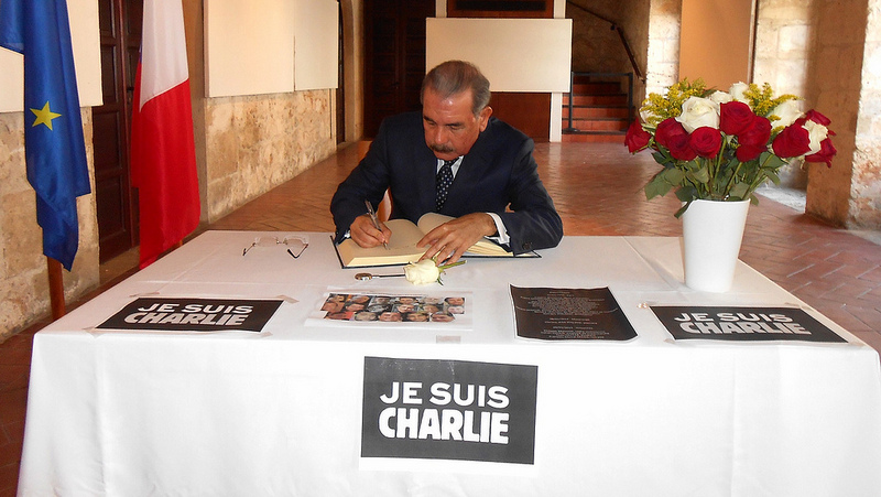 El presidente firmó el libro de condolencias en nombre de todos los dominicanos./elDinero
