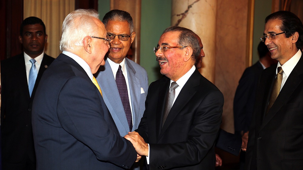 El presidente Danilo Medina saluda al nuevo ministro de Energía y Minas, Antonio Isa Conde, junto a otros funcionarios./elDinero