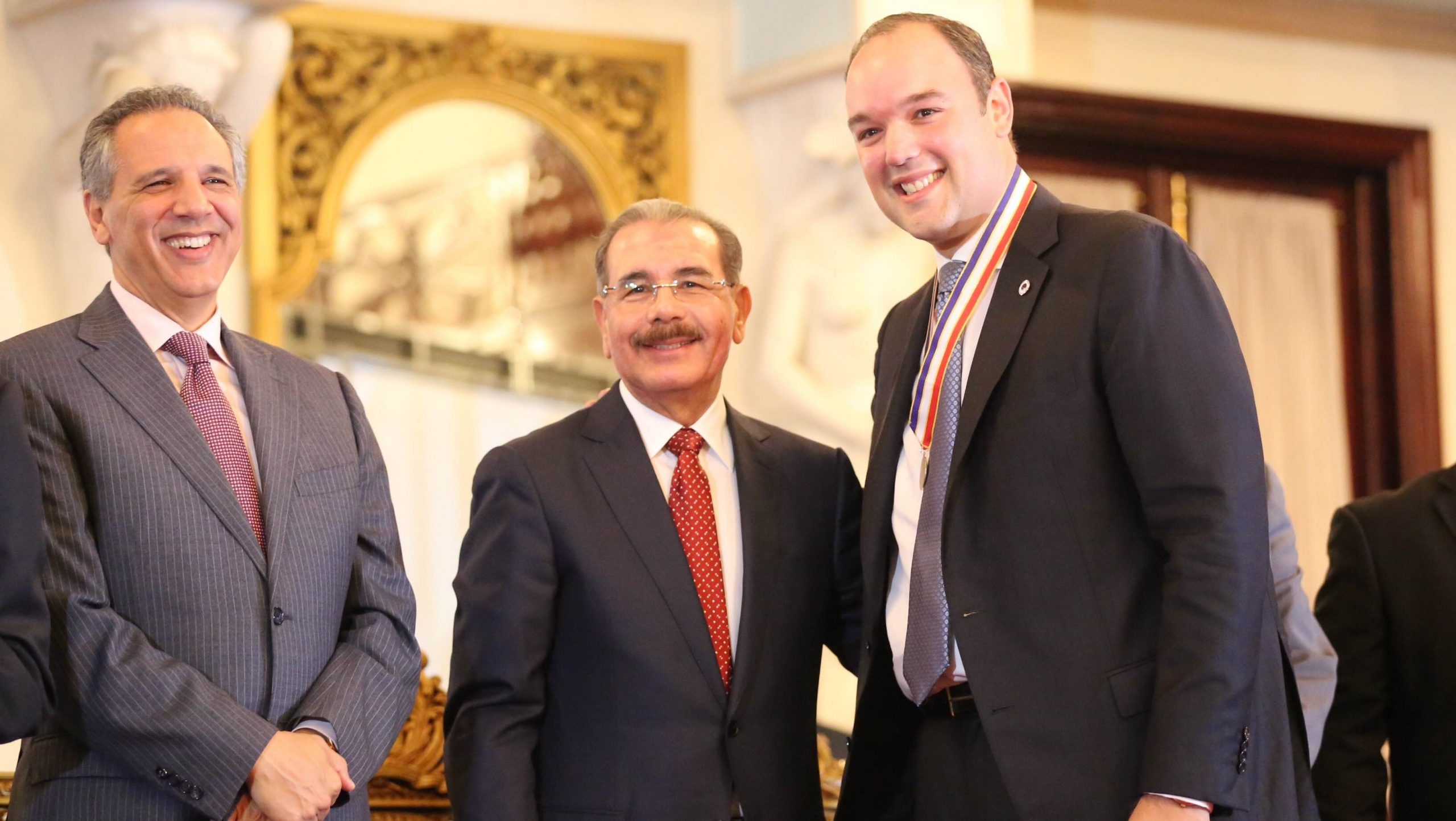 El presidente Danilo Medina junto a los ministros José Ramón Peralta y José del Castillo Saviñón, durante el acto en el Palacio Nacional este jueves./elDinero