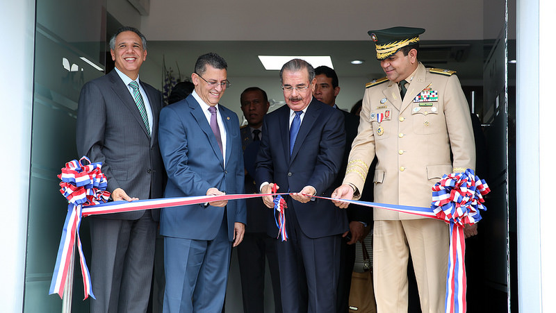 El presidente Danilo Medina corta la cinta para dejar inaugurado el laboratorio científico de Aduanas.