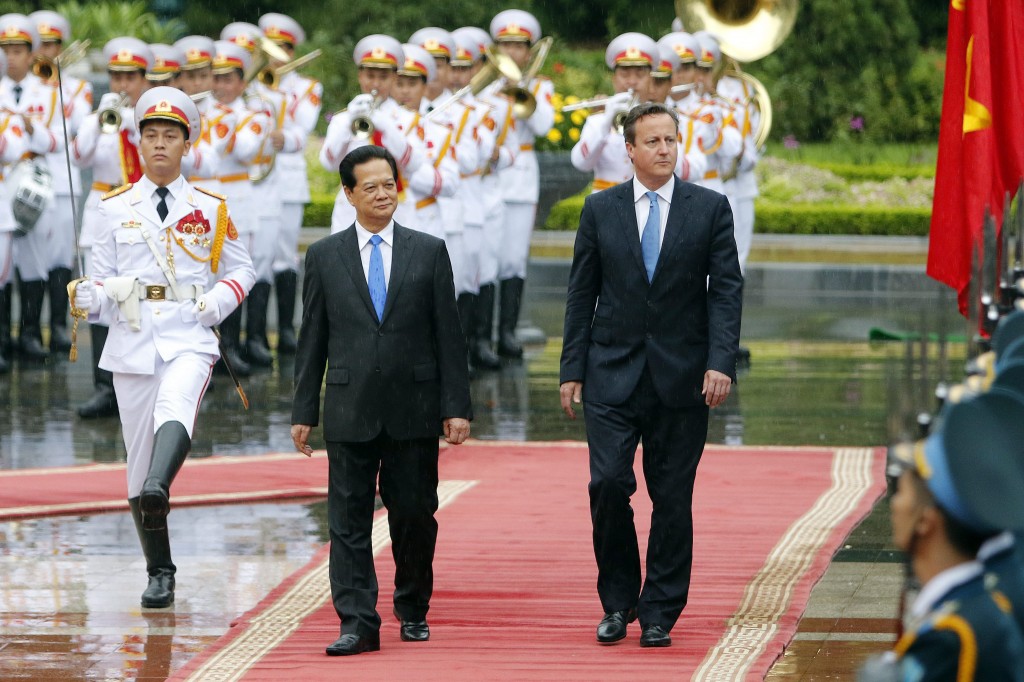 El primer ministro británico , David Cameron, en una foto con el presidente de Vietnam , Truong Tan Sang, durante su recibimiento en el país donde agota una agenda oficial.
