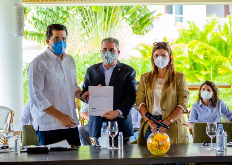 David Collado, Andres Fernandez y Paola Rainieri de Diaz