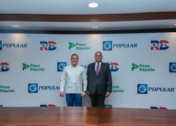Jean Luis Rodríguez, director general de RD VIAL y Luis E. Espínola, vicepresidente ejecutivo de Negocios Empresariales y de Inversión del Banco Popular. | Fuente externa.