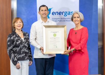 Roberto Herrera, al recibir certificación. - Fuente externa.