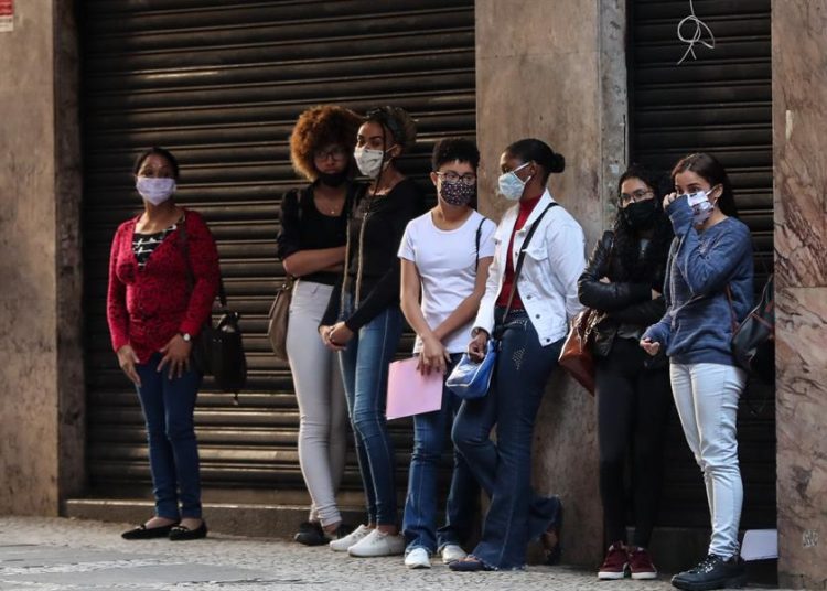 Varias personas hacen fila para aplicar a una opción de empleo, en Sao Paulo, Brasil. | Fernando Bizerra, EFE.