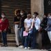 Varias personas hacen fila para aplicar a una opción de empleo, en Sao Paulo, Brasil. | Fernando Bizerra, EFE.