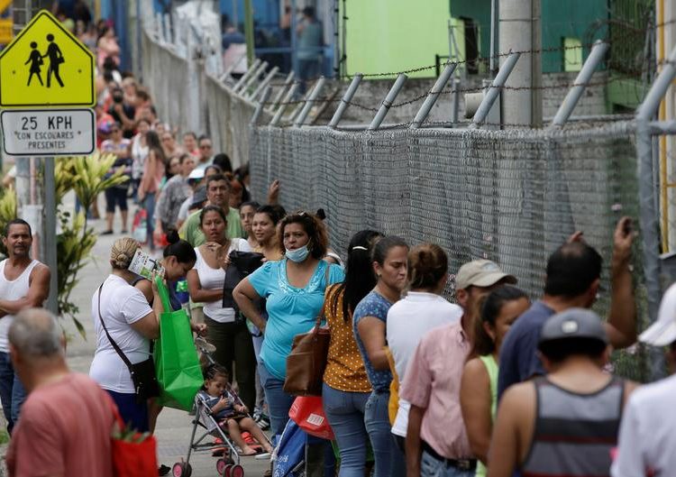 Más de medio millón de personas se encuentran actualmente desempleadas en Costa Rica. | J. Ulate, Reuters.