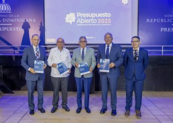 Autoridades reciben los resultados de la Encuesta de Presupuesto Abierto 2025 durante un acto celebrado en Santo Domingo.