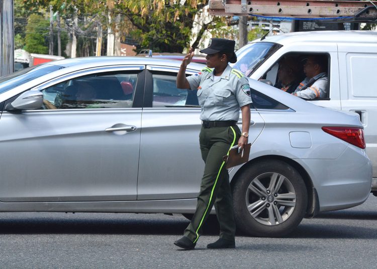 Los agentes de la Digesett han estado atentos en las diferentes calles, avenidas y carreteras del país, supervisando y fiscalizando aquellos conductores que transitan sin luces en los vehículos, sin documentos, violando la luz roja del semáforo.