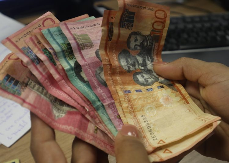 El informe indica que en febrero de 2009 el Gobierno presentaba 397,973 empleados públicos cotizantes. - Ronny Cruz.
