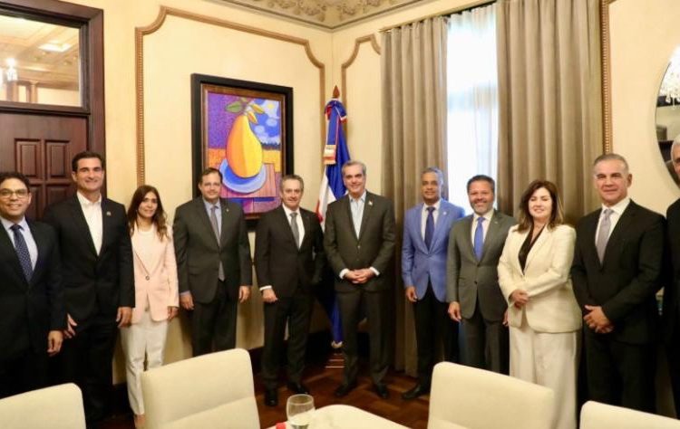 Los directivos de la Cámara le extendieron una invitación para el concierto "100 Años de Historia a través de la Música". | Fuente externa.