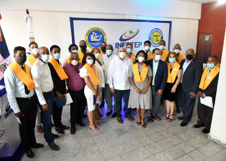 Directiva de Infotep y Amacoa junto a los granduandos.