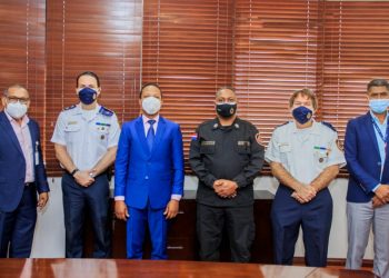 Directivos de Edesur y del Cuerpo de Bomberos del Distrito Nacional.