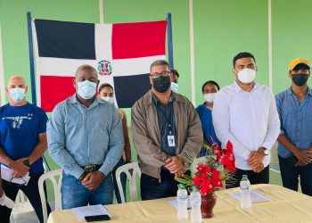 Directivos del Consejo de Emprendedores del Sur (Conesur), la Dirección Provincial de Deportes y el Grupo Fitness Peravia.