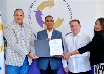 Director ODAC e IDAC entregan acreditación Atabey. | Fuente externa.