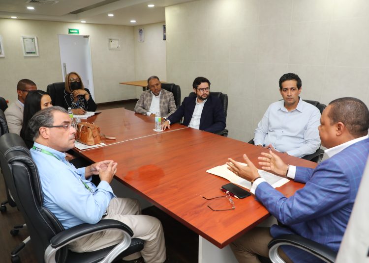 El director de Pro Consumidor, Eddy Alcántara, en la reunión que sostuvo con los industriales del sector de productos enlatados.