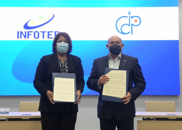 Director general del Infotep, Rafal Santos, y la presidenta del Colegio Dominicano de Periodistas, Mercedes Castillo, realizaron la firma del acuerdo.