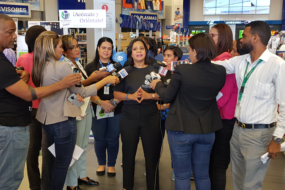 directora de pro consumidor rueda de prensa