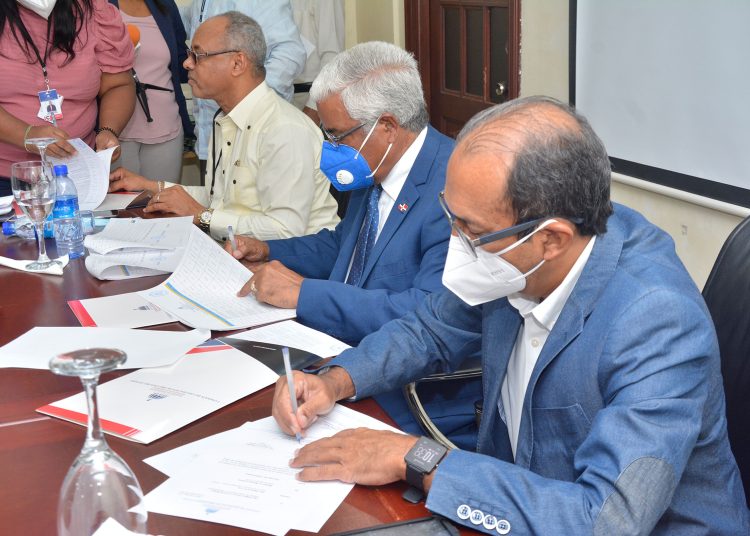 La Comisión de liquidación de Órganos del Estado (CLOE) entregó 208 proyectos de obras viales al Ministerios de Obras Públicas (MOPC) por un valor de RD$34,683,566,851 millones. Estos proyectos eran ejecutados por la Oficina Nacional de Ingenieros Supervisores de Obras del Estado (OISOE).