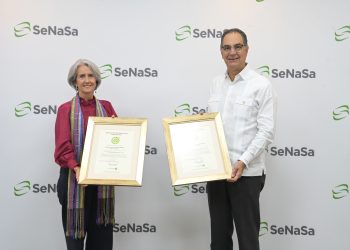 Santiago Hazim recibe certificación de la mano de Ginny Heinsen. - Fuente externa.