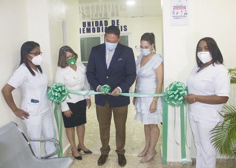 Dolores Grullón, José Hazim Torres y Kamel Hazim, directivos del centro