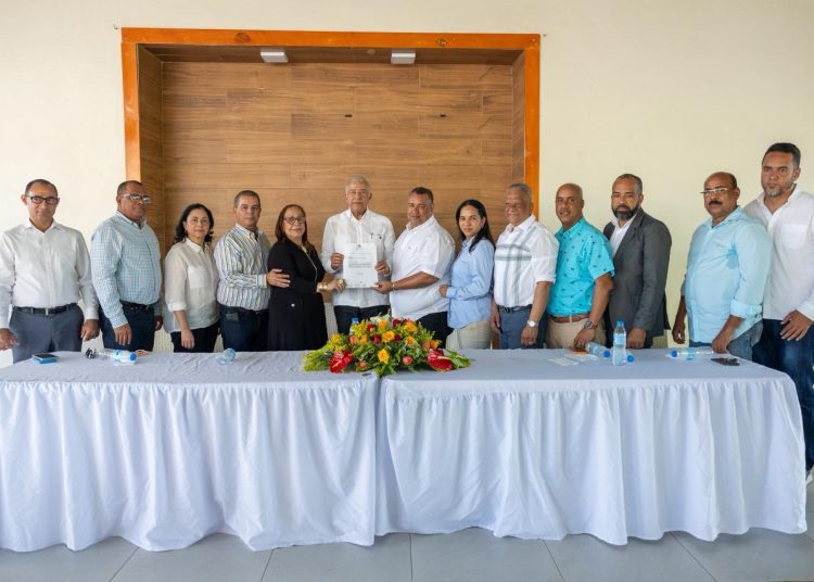 La primera certificación fue entregada al Ayuntamiento de Licey al Medio, que dirige el alcalde Domingo Almonte, con un monto de RD$24,600,000.