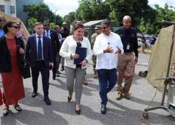La encargada de Negocios de la Embajada de EE.UU., Patricia Aguilera, junto a Juan Manuel Méndez, titular del COE. - Fuente externa.