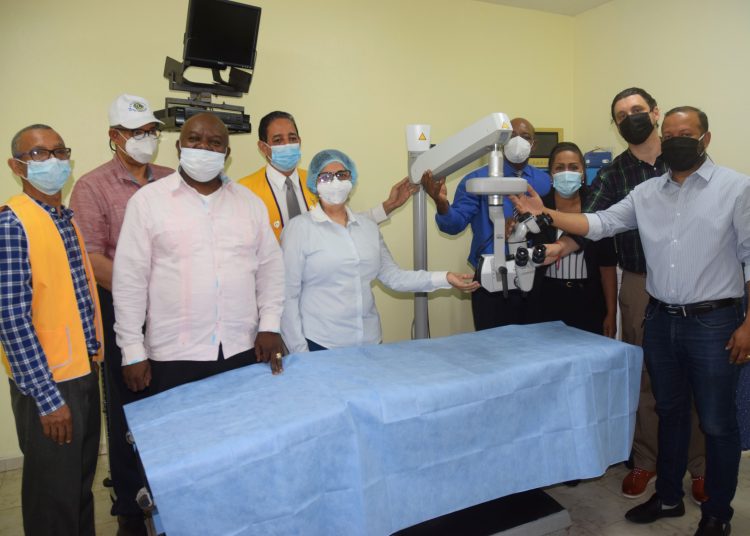 Donación de microscopio a Centro de Salud Club de Leones.