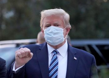 Fotografía del presidente de Estados Unidos, Donald Trump, tras haber sido dada de alta en el hospital en el que estuvo por covid-19. | Chris Kleponis, EFE.