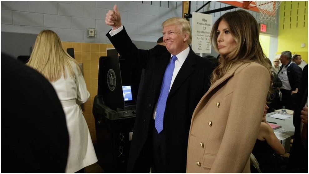 donald trump acompanado de su esposa despues de votar