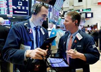 Entre los 30 valores del Dow, Chevron y Home Depot eran los que más subían -en un 0.30%, respectivamente-, mientras que las mayores caídas eran para Intel (-2.04) y Dow Inc (-1.7%).