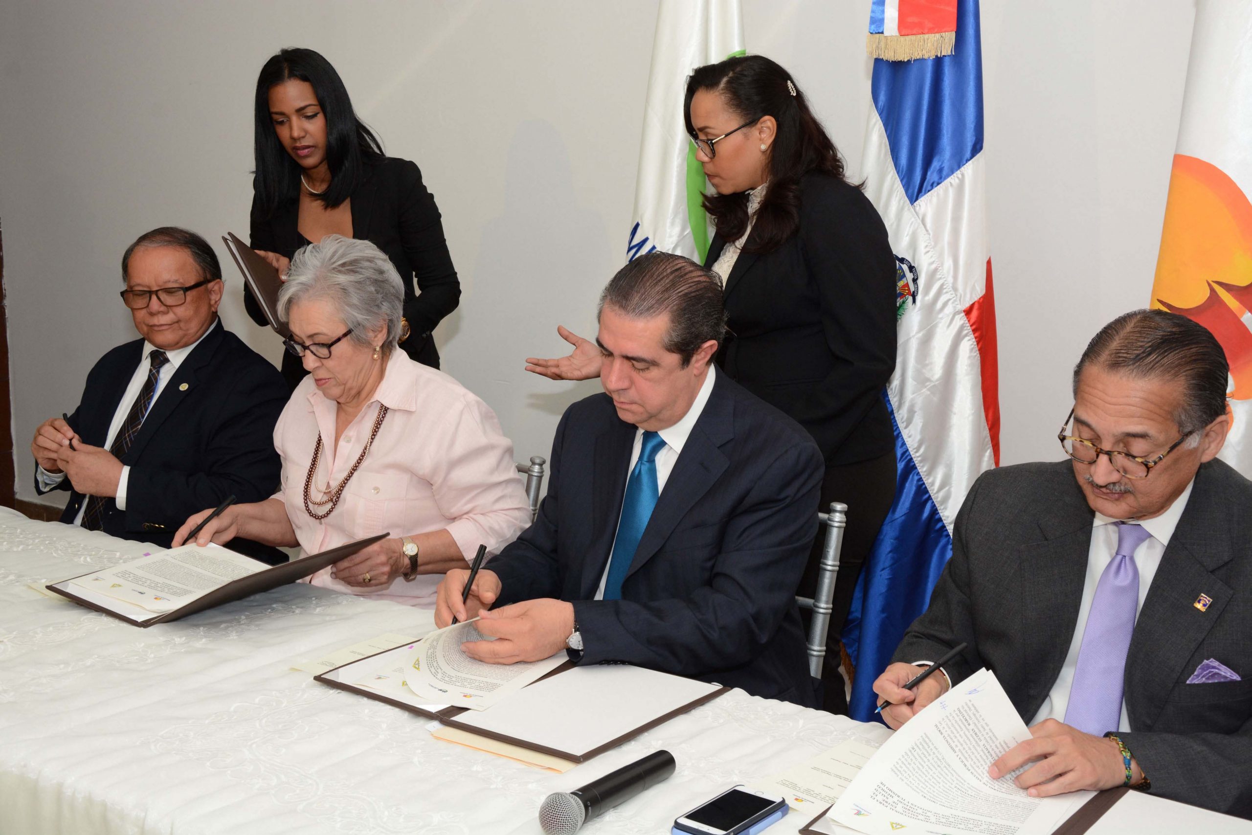 Pedro Sing Ureña, Altagracia Guzmán Marcelino, Francisco Javier García y Arturo Villanueva, durante la forma del acuerdo para promover el turismo de salud en República Dominicana. /Lésther Alvarez