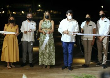 Directivos de Dreams Dominicus La Romana durante la inauguración del Deck-muelle.