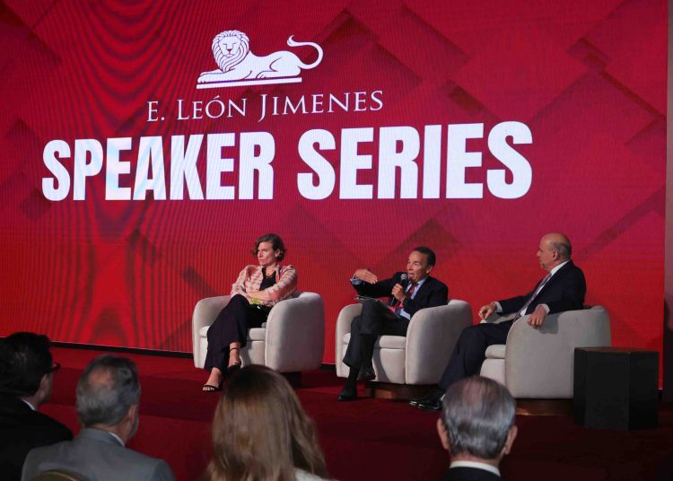 La doctora Marianna Mazzucato, el doctor Ricardo Ernst y el economista Carlos Asilis.