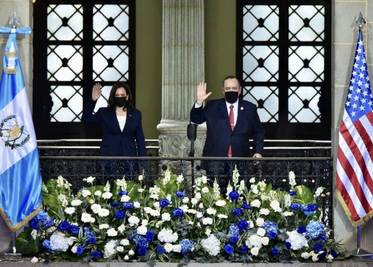 La vicepresidenta de EEUU, Kamala Harris junto al presidente de Guatemala, Alejandro Giammattei, durante una visita de Harris al país centroamericano. | Fuente externa.