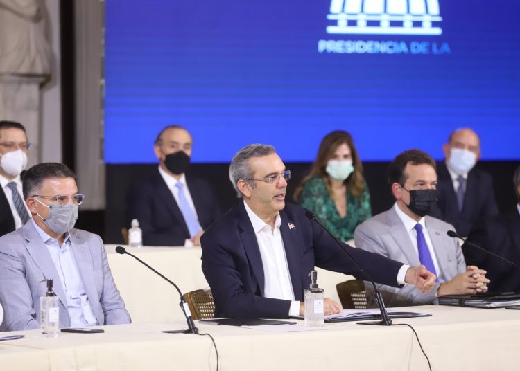 El presidente Luis Abinader anunció este martes las primeras medidas a corto plazo que se tomarán para enfrentar las alzas de precios a nivel internacional que impactan a la economía dominicana. | Fuente externa.