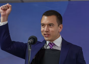 Noboa, anunció este lunes un incremento del salario básico, que pasará de US$470 a US$482 mensuales a partir de enero de 2026.