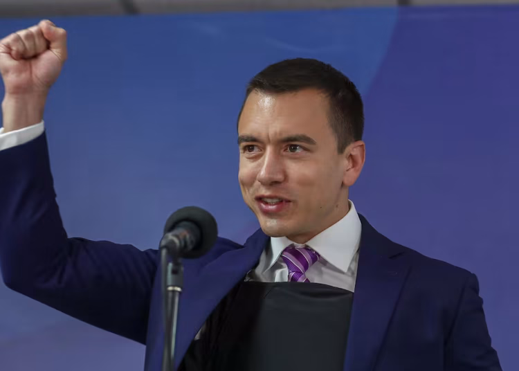 Noboa, anunció este lunes un incremento del salario básico, que pasará de US$470 a US$482 mensuales a partir de enero de 2026.