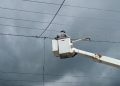 Como parte de los operativos, se reubicaron cuatro postes del tendido eléctrico, con lo que se eleva la seguridad técnica de la red.