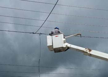 Como parte de los operativos, se reubicaron cuatro postes del tendido eléctrico, con lo que se eleva la seguridad técnica de la red.