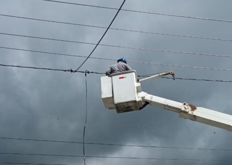 Como parte de los operativos, se reubicaron cuatro postes del tendido eléctrico, con lo que se eleva la seguridad técnica de la red.