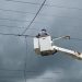 Como parte de los operativos, se reubicaron cuatro postes del tendido eléctrico, con lo que se eleva la seguridad técnica de la red.