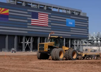 Las fábricas siguen produciendo bienes a pesar de sufrir una caída en los pedidos.