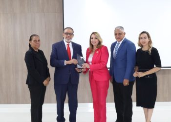 El reconocimiento fue entregado por el director general de Desarrollo de la Comunidad, Modesto Guzmán.