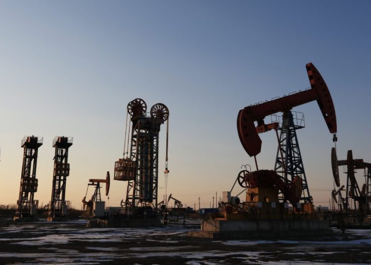 Los contratos de futuros del WTI para entrega en septiembre sumaron US$3.18 con respecto al cierre de la sesión anterior y se situaron en US$77.91.