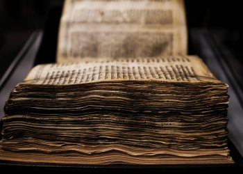 Antes de su subastarlo en Nueva York, Sotheby's embarcó al códice en una gira mundial que comenzó en Israel, donde despertó un gran interés - Reuters.