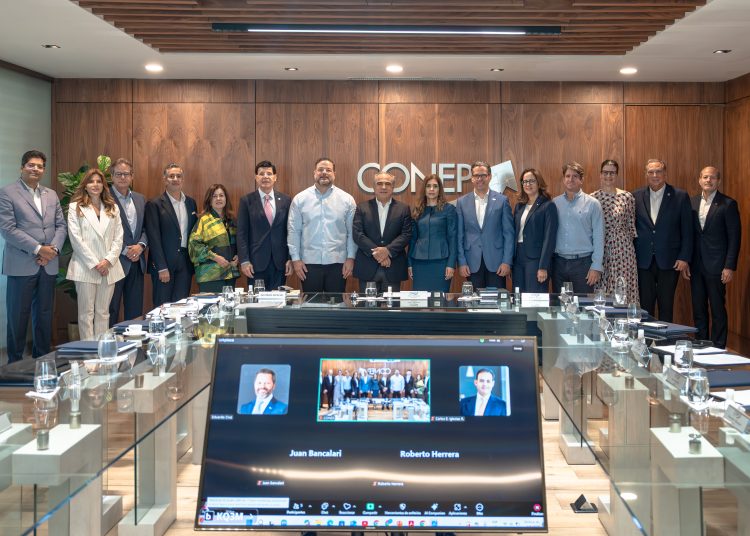 El titular de Medio Ambiente mostró la presentación del Informe GEO-2024 de República Dominicana.