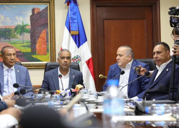 El ministro Joel Santos, mientras sostenía la reunión con la Comisión Permanente de Asuntos Energéticos del Senado de la República.